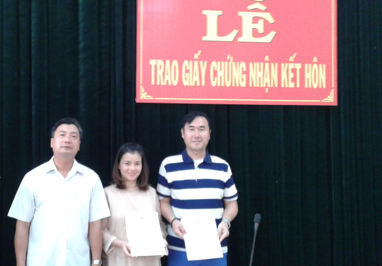 Lễ trao Giấy chứng nhận kết hôn có yếu tố nước ngoài