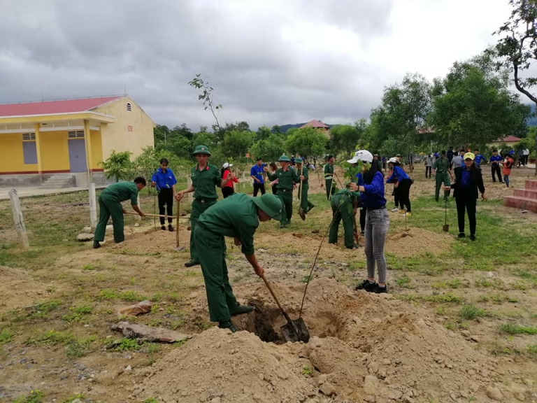 Huyện đoàn Ea H'Leo phối hợp với Đoàn cơ sở Trung đoàn 66 tổ chức Chương trình “Trồng cây nhớ Bác”