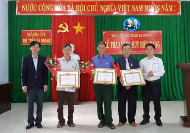 Lễ trao tặng huy hiệu 40 năm tuổi đảng cho 03 đảng viên