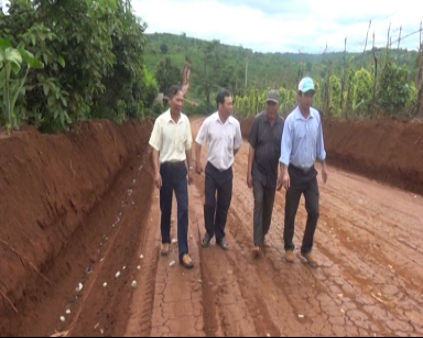 Phong trào hiến đất làm đường giao thông ở xã Ea Nam