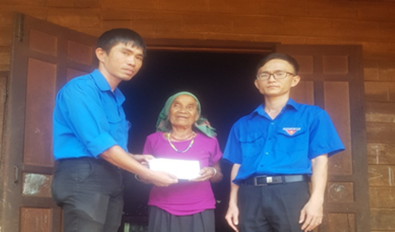 Đoàn cơ sở Cơ quan chính quyền huyện Ea H’Leo thăm, tặng quà gia đình chính sách, thắp hương tri ân các Anh hùng Liệt sỹ