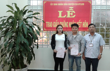 UBND huyện Ea H’Leo trao Giấy chứng nhận kết hôn có yếu tố nước ngoài.