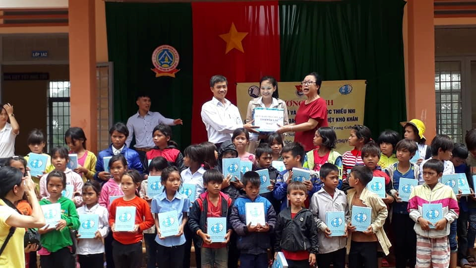 Huyện đoàn Ea H’Leo tổ chức trao tặng quà cho các em học sinh có hoàn cảnh khó khăn