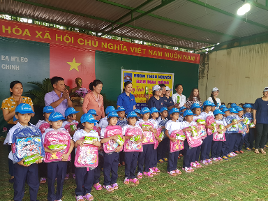 Chương trình “Tiếp sức đến trường” tại xã Ea Tir và xã Cư A Mung