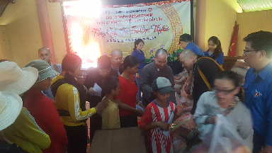 Ban từ thiện giáo hội Phật giáo TP. HCM đến thăm tặng quà cho người nghèo ở xã Ea Hiao