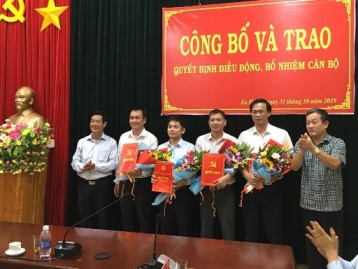 Công bố và trao Quyết định nghỉ hưu, điều động, bổ nhiệm cán bộ