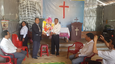Thăm, tặng quà chúc mừng giáng sinh các Chi hội, Điểm sinh hoạt đạo Tin lành trên địa bàn huyện