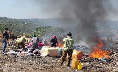 Đội quản lý thị trường số 6 tổ chức tiêu hủy tang vật vi phạm hành chính bị tịch thu.