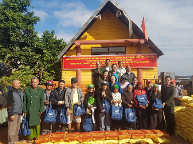 Trao 200 suất quà Tết cho các hộ nghèo trên địa bàn huyện Ea H’Leo