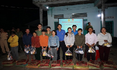 Tổ chức hoạt động tình nguyện mang niềm vui đến với Nhân dân có hoàn cảnh khó khăn dịp Xuân mới tại thôn 2C, xã Ea H’Leo