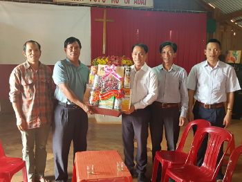 Thăm, tặng quà các cơ sở tôn giáo trên địa bàn huyện nhân dịp tết cổ truyền