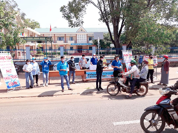 Huyện đoàn Ea H’Leo phát khẩu trang miễn phí phòng chống  dịch bệnh Covid-19 cho nhân dân