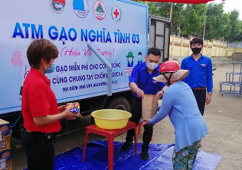 Huyện đoàn Ea H’Leo tổ chức cây ATM gạo nghĩa tình di động hỗ trợ người dân gặp khó khăn