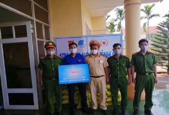 Công an huyện Ea H’Leo ủng hộ cây ATM gạo nghĩa tình di động hỗ trợ người dân gặp khó khăn