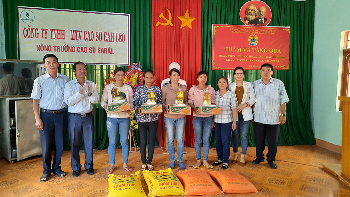 Công đoàn Công ty TNHH MTV Cao su Ea H'Leo trao 190 suất quà cho đoàn viên, người lao động