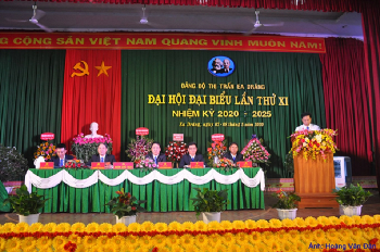 Bố trí chỗ ngồi khách mời và giới thiệu đại biểu tham dự đại hội các cấp và các hội nghị quan trọng