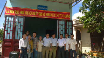 Lễ bàn giao 01 căn nhà "Đại đoàn kết" cho hộ nghèo gặp khó khăn về nhà ở trên địa bàn thị trấn.