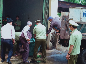 Đội quản lý thị trường số 4 huyện Ea H’leo tổ chức tiêu hủy tang vật vi phạm hành chính bị tịch thu.