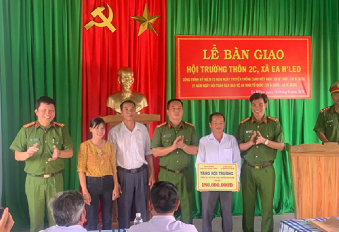 Công an huyện Ea H’Leo phối hợp trao tặng Hội trường cho nhân dân thôn 2C, xã Ea H’Leo