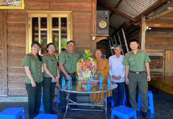 Công an huyện Ea H’Leo thăm, chúc mừng các cơ sở sinh hoạt Phật giáo trên địa bàn huyện nhân dịp Lễ Vu lan báo hiếu năm 2020