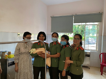 Hội phụ nữ Công an huyện Ea H’Leo chung tay giúp đỡ bé sơ sinh 01 ngày tuổi bị bỏ rơi trong rẫy bắp