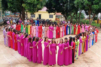 Hội Liên hiệp Phụ nữ xã Ea Hiao tổ chức Chương trình đồng diễn áo dài phụ nữ Việt Nam