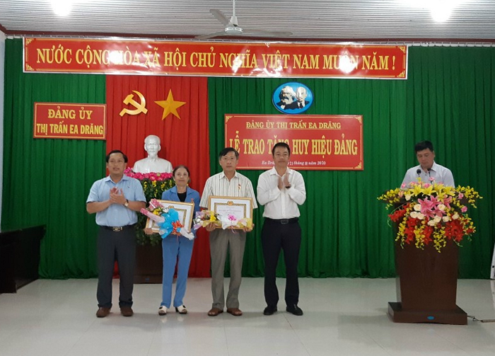 Trao Huy hiệu Ðảng cho các đảng viên 50, 45, 40 và 30 năm tuổi Đảng