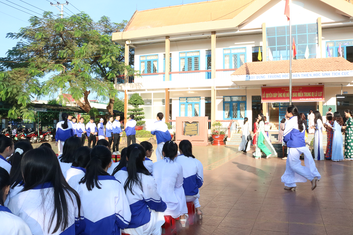 Các Trường học trên địa bàn huyện quyên góp ủng hộ đồng bào miền Trung