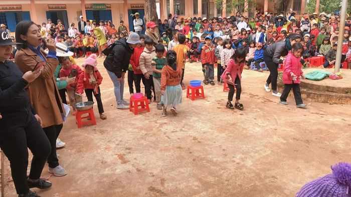 Trường TH-THCS Nơ Trang Gưh tổ chức Ngày hội “Trò chơi dân gian” và trao quà “Xuân Yêu thương”