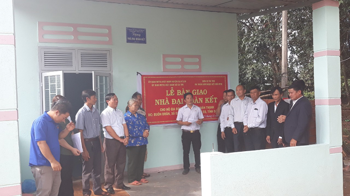 Bàn giao nhà đại đoàn kết cho hộ nghèo tại xã Ea Tir