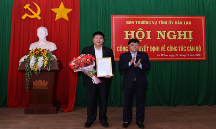 Công bố và trao quyết định của Ban Thường vụ Tỉnh ủy về công tác cán bộ