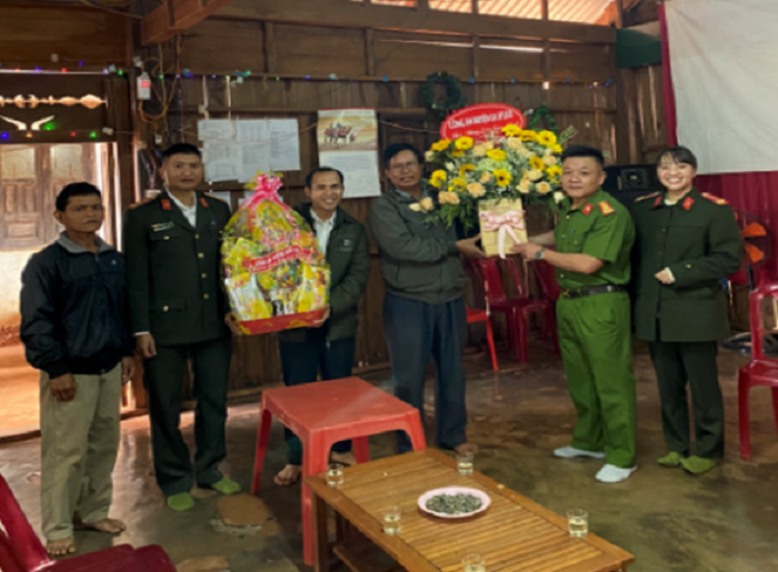 Thăm, chúc mừng các cơ sở sinh hoạt Công giáo, Tin lành trên địa bàn huyện nhân dịp Lễ Giáng sinh năm 2020