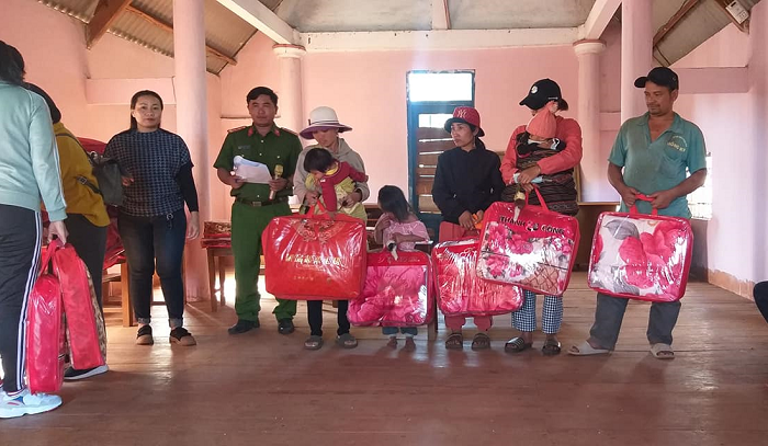 Tặng quà cho các gia đình khó khăn tại xã Ea Hiao