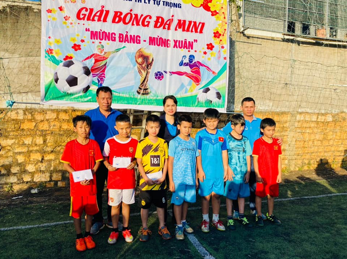 Trường Tiểu học Lý Tự Trọng tổ chức giải bóng đá mini Mừng đảng- Mừng xuân