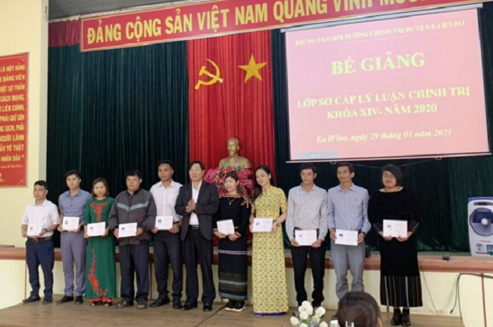 Bế giảng lớp Sơ cấp lý luận chính trị khoá XIV