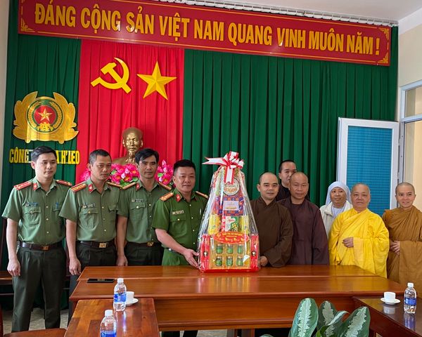 Ban Trị sự Phật giáo huyện Ea H’Leo đã đến thăm, chúc tết Công an huyện