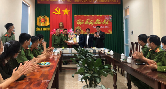 Huyện ủy, Ủy ban nhân dân huyện Ea H’leo thăm chúc Tết Công an huyện
