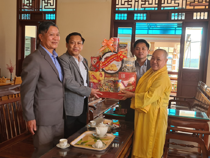 Thăm, tặng quà các cơ sở tôn giáo trên địa bàn huyện nhân dịp tết cổ truyền