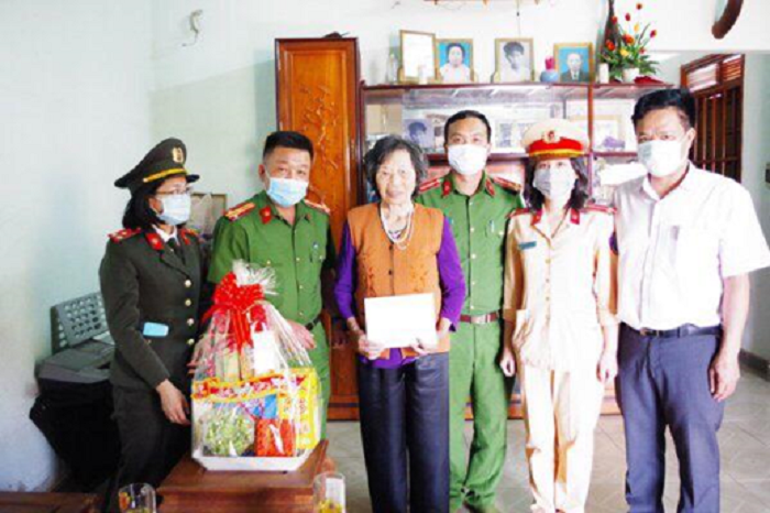 Công an huyện Ea H’leo thăm, tặng quà tết các gia đình chính sách, hộ nghèo và neo đơn trên địa bàn thị trấn Ea Drăng