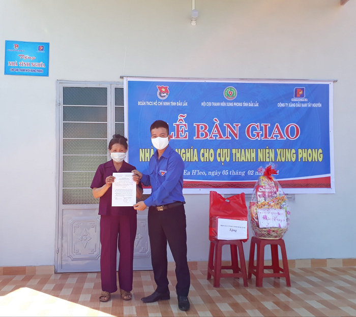 Lễ bàn giao Nhà tình nghĩa cho cựu thanh niên xung phong tại xã Ea Wy