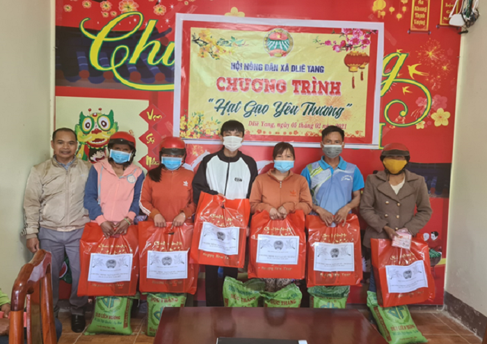 Hội Nông dân xã Dliê Yang tổ chức chương trình hạt gạo yêu thương