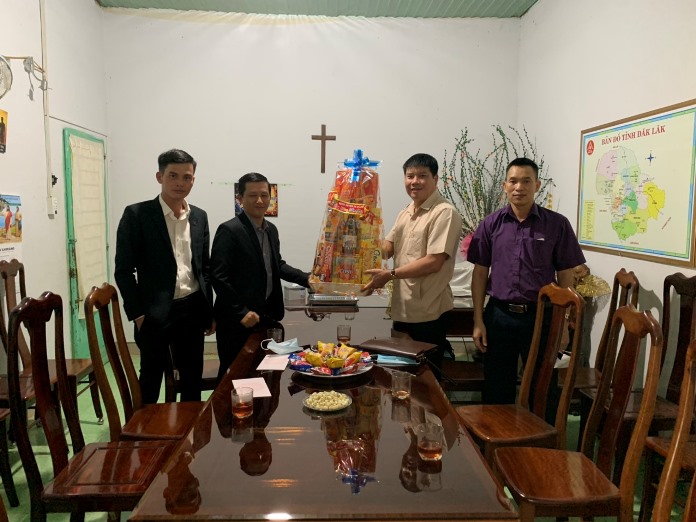 Chủ tịch UBND huyện thăm, tặng quà các cơ sở tôn giáo và các đồng chí nguyên lãnh đạo UBND huyện nhân dịp tết cổ truyền