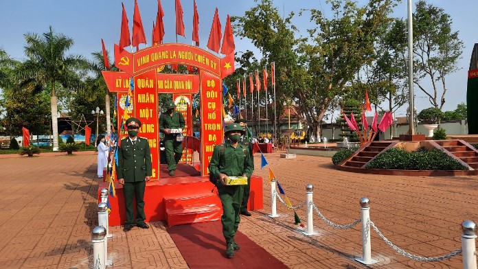 190 thanh niên hăng hái lên đường nhập ngũ