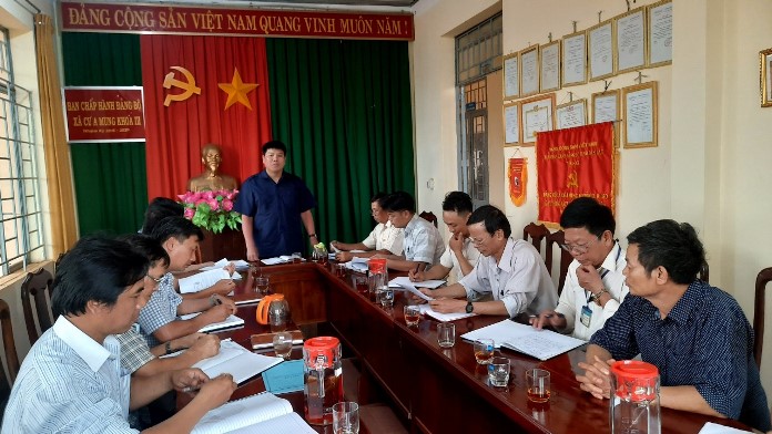Đoàn công tác của UBND huyện làm việc tại xã Cư A Mung