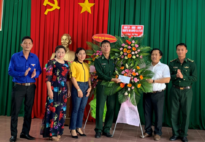Bí thư Huyện ủy thăm tặng hoa chúc mừng Đồn Biên phòng.