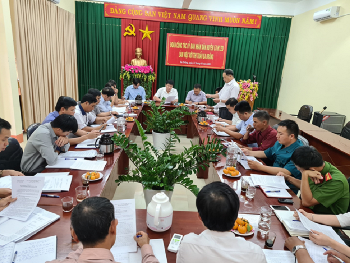 Đoàn công tác của UBND huyện làm việc tại thị trấn Ea Drăng