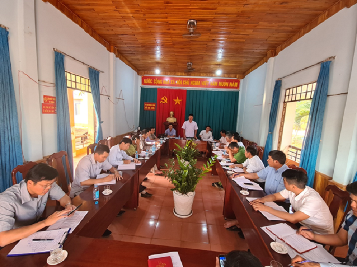 Đoàn công tác của UBND huyện làm việc tại xã Ea Sol