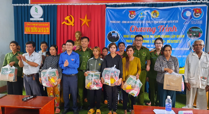 Tặng quà cho người dân và công nhân khó khănở xã Ea Tir