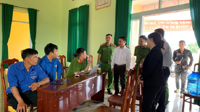 Lãnh đạo huyện ủy thăm, động viên các tổ làm căn cước công dân