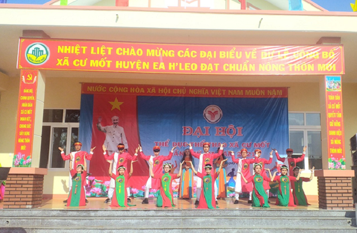 Các hoạt động văn hóa, văn nghệ, thể dục thể thao chào mừng xã Cư Mốt  đạt chuẩn nông thôn mới